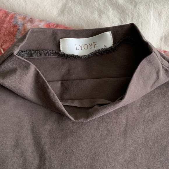 Mock neck sleeveless top - Picture 2 of 4